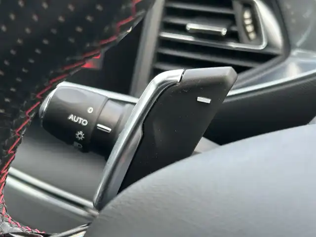 プジョー ３０８ GTライン 岡山県 2015(平27)年 9万km ペルラネラブラック 登録時走行距離 90017km/禁煙車/DENONサウンドシステム/純正ナビ/　(CD//Bluetooth)/バックカメラ/クルーズコントロール(追従走行あり)/Inter-vehicle time/後側方車両検知警報(Blind spot Monit0ring)/Parking sensors/ETC/革巻きステアリング/ステアリングスイッチ/パドルシフト/MTモード付きAT/純正LEDヘッドライト/フォグライト/オートライト/プッシュスタート/スマートキー/スペアキー/アイドリングストップ/純正アルミホイール 18インチ/ドアバイザー/電動格納ミラー/純正フロアマット/横滑防止装置/盗難防止装置/取扱説明書/保証書