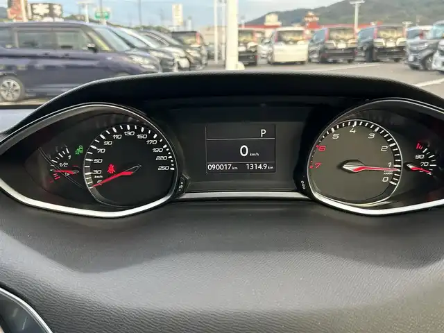 プジョー ３０８ GTライン 岡山県 2015(平27)年 9万km ペルラネラブラック 登録時走行距離 90017km/禁煙車/DENONサウンドシステム/純正ナビ/　(CD//Bluetooth)/バックカメラ/クルーズコントロール(追従走行あり)/Inter-vehicle time/後側方車両検知警報(Blind spot Monit0ring)/Parking sensors/ETC/革巻きステアリング/ステアリングスイッチ/パドルシフト/MTモード付きAT/純正LEDヘッドライト/フォグライト/オートライト/プッシュスタート/スマートキー/スペアキー/アイドリングストップ/純正アルミホイール 18インチ/ドアバイザー/電動格納ミラー/純正フロアマット/横滑防止装置/盗難防止装置/取扱説明書/保証書