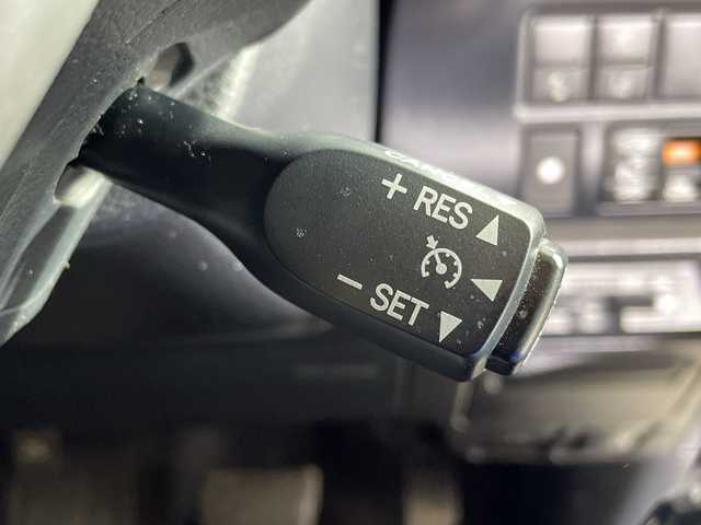 トヨタ エスクァイア ハイブリッド Gi 神奈川県 2019(平31)年 6.5万km ホワイトパールクリスタルシャイン セーフティーセンスC/純正10インチSDナビ（NSZN-Z68T）/TRDエアロ/ドライブレコーダー/両側パワースライドドア/レザーシート/シートヒーター/バックカメラ/クルーズコントロール/フリップダウンモニター/レザーシート/ETC/アイドリングストップ/LEDヘッドライト/フォグランプ/オートライト/ウィンカーミラー/電動格納ミラー/純正15インチAW/プッシュスタート/スマートキー/フロアマット