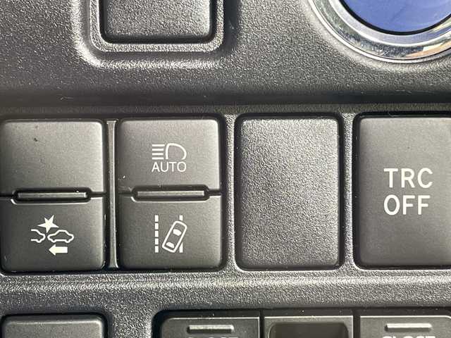 トヨタ エスクァイア ハイブリッド Gi 神奈川県 2019(平31)年 6.5万km ホワイトパールクリスタルシャイン セーフティーセンスC/純正10インチSDナビ（NSZN-Z68T）/TRDエアロ/ドライブレコーダー/両側パワースライドドア/レザーシート/シートヒーター/バックカメラ/クルーズコントロール/フリップダウンモニター/レザーシート/ETC/アイドリングストップ/LEDヘッドライト/フォグランプ/オートライト/ウィンカーミラー/電動格納ミラー/純正15インチAW/プッシュスタート/スマートキー/フロアマット