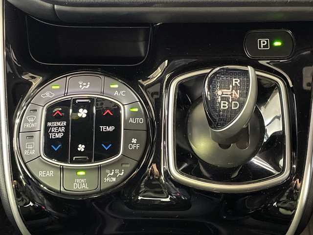 トヨタ エスクァイア ハイブリッド Gi 神奈川県 2019(平31)年 6.5万km ホワイトパールクリスタルシャイン セーフティーセンスC/純正10インチSDナビ（NSZN-Z68T）/TRDエアロ/ドライブレコーダー/両側パワースライドドア/レザーシート/シートヒーター/バックカメラ/クルーズコントロール/フリップダウンモニター/レザーシート/ETC/アイドリングストップ/LEDヘッドライト/フォグランプ/オートライト/ウィンカーミラー/電動格納ミラー/純正15インチAW/プッシュスタート/スマートキー/フロアマット