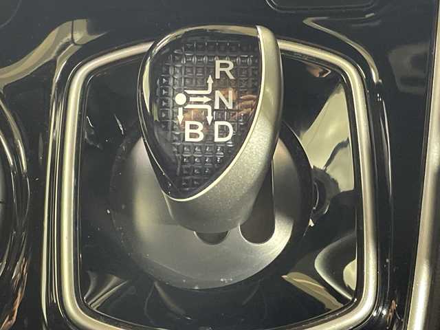 トヨタ エスクァイア ハイブリッド Gi 神奈川県 2019(平31)年 6.5万km ホワイトパールクリスタルシャイン セーフティーセンスC/純正10インチSDナビ（NSZN-Z68T）/TRDエアロ/ドライブレコーダー/両側パワースライドドア/レザーシート/シートヒーター/バックカメラ/クルーズコントロール/フリップダウンモニター/レザーシート/ETC/アイドリングストップ/LEDヘッドライト/フォグランプ/オートライト/ウィンカーミラー/電動格納ミラー/純正15インチAW/プッシュスタート/スマートキー/フロアマット