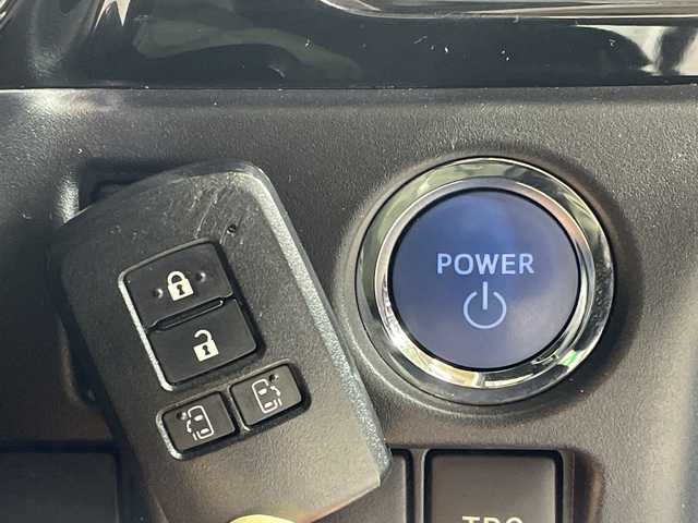 トヨタ エスクァイア ハイブリッド Gi 神奈川県 2019(平31)年 6.5万km ホワイトパールクリスタルシャイン セーフティーセンスC/純正10インチSDナビ（NSZN-Z68T）/TRDエアロ/ドライブレコーダー/両側パワースライドドア/レザーシート/シートヒーター/バックカメラ/クルーズコントロール/フリップダウンモニター/レザーシート/ETC/アイドリングストップ/LEDヘッドライト/フォグランプ/オートライト/ウィンカーミラー/電動格納ミラー/純正15インチAW/プッシュスタート/スマートキー/フロアマット