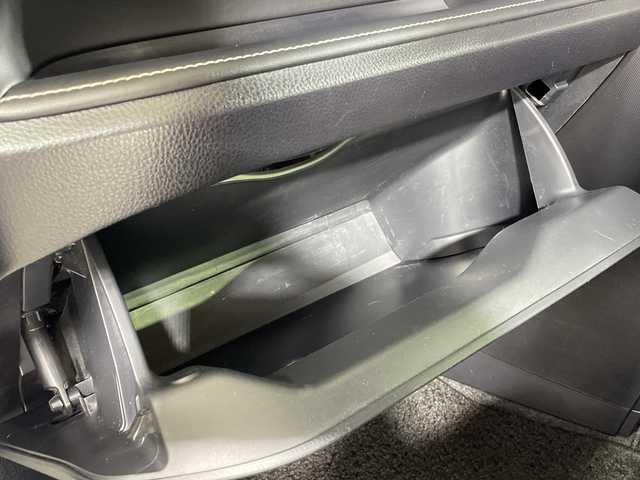 トヨタ エスクァイア ハイブリッド Gi 神奈川県 2019(平31)年 6.5万km ホワイトパールクリスタルシャイン セーフティーセンスC/純正10インチSDナビ（NSZN-Z68T）/TRDエアロ/ドライブレコーダー/両側パワースライドドア/レザーシート/シートヒーター/バックカメラ/クルーズコントロール/フリップダウンモニター/レザーシート/ETC/アイドリングストップ/LEDヘッドライト/フォグランプ/オートライト/ウィンカーミラー/電動格納ミラー/純正15インチAW/プッシュスタート/スマートキー/フロアマット