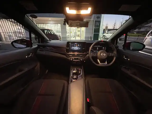 日産 オーラ ニスモ 東京都 2022(令4)年 1.2万km ピュアホワイトパール / スーパーブラック 2トーン ワンオーナー/ブラックルーフ/コネクトナビゲーションシステム/・9インチメモリナビ/（フルセグTV//DVD/Bluetooth/USB//android auto/applecarplay)/・ワイヤレス充電器/・ETC2.0/・プロパイロット/・前席USB電源ソケットタイプC/寒冷地仕様/・ドアミラーヒーター/・革巻きステアリング/・ステアリングヒーター/・シートヒーター(運転席＆助手席)/純正ドライブレコーダー（DH5-S)/全方位運転支援システム/・インテリジェントエマージェンシーブレーキ/・車線逸脱警報/・車線逸脱防止支援システム/・高速方衝突防止支援システム/インテリジェントアラウンドビューモニター/アダプティブLEDヘッドランプ/前後コーナーセンサー/社外ホイール＋スタッドレスタイヤ車載/保証書/取扱説明書/記録簿