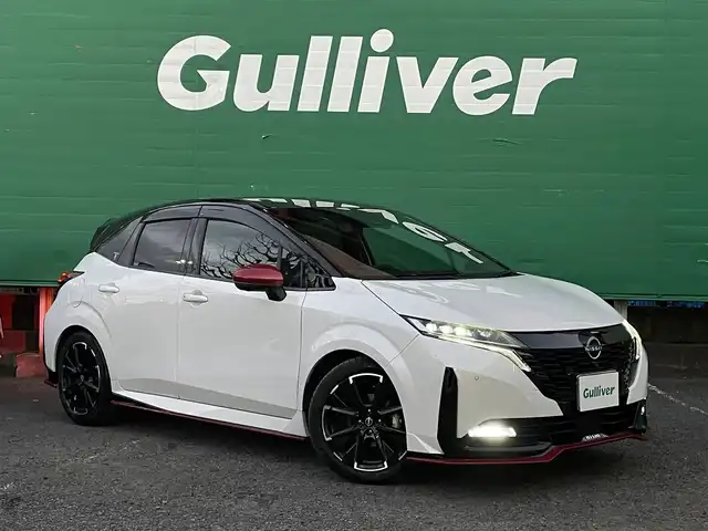 日産 オーラ ニスモ 東京都 2022(令4)年 1.2万km ピュアホワイトパール / スーパーブラック 2トーン ワンオーナー/ブラックルーフ/コネクトナビゲーションシステム/・9インチメモリナビ/（フルセグTV//DVD/Bluetooth/USB//android auto/applecarplay)/・ワイヤレス充電器/・ETC2.0/・プロパイロット/・前席USB電源ソケットタイプC/寒冷地仕様/・ドアミラーヒーター/・革巻きステアリング/・ステアリングヒーター/・シートヒーター(運転席＆助手席)/純正ドライブレコーダー（DH5-S)/全方位運転支援システム/・インテリジェントエマージェンシーブレーキ/・車線逸脱警報/・車線逸脱防止支援システム/・高速方衝突防止支援システム/インテリジェントアラウンドビューモニター/アダプティブLEDヘッドランプ/前後コーナーセンサー/社外ホイール＋スタッドレスタイヤ車載/保証書/取扱説明書/記録簿