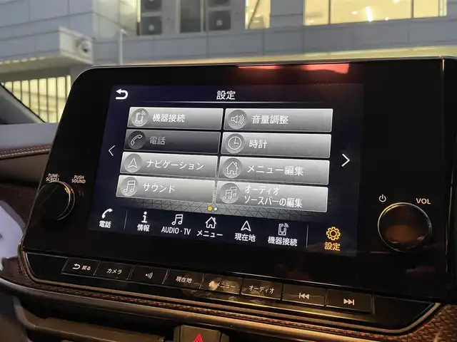 日産 オーラ ニスモ 東京都 2022(令4)年 1.2万km ピュアホワイトパール / スーパーブラック 2トーン ワンオーナー/ブラックルーフ/コネクトナビゲーションシステム/・9インチメモリナビ/（フルセグTV//DVD/Bluetooth/USB//android auto/applecarplay)/・ワイヤレス充電器/・ETC2.0/・プロパイロット/・前席USB電源ソケットタイプC/寒冷地仕様/・ドアミラーヒーター/・革巻きステアリング/・ステアリングヒーター/・シートヒーター(運転席＆助手席)/純正ドライブレコーダー（DH5-S)/全方位運転支援システム/・インテリジェントエマージェンシーブレーキ/・車線逸脱警報/・車線逸脱防止支援システム/・高速方衝突防止支援システム/インテリジェントアラウンドビューモニター/アダプティブLEDヘッドランプ/前後コーナーセンサー/社外ホイール＋スタッドレスタイヤ車載/保証書/取扱説明書/記録簿