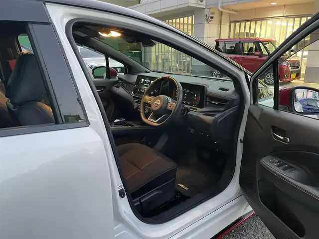 日産 オーラ ニスモ 東京都 2022(令4)年 1.2万km ピュアホワイトパール / スーパーブラック 2トーン ワンオーナー/ブラックルーフ/コネクトナビゲーションシステム/・9インチメモリナビ/（フルセグTV//DVD/Bluetooth/USB//android auto/applecarplay)/・ワイヤレス充電器/・ETC2.0/・プロパイロット/・前席USB電源ソケットタイプC/寒冷地仕様/・ドアミラーヒーター/・革巻きステアリング/・ステアリングヒーター/・シートヒーター(運転席＆助手席)/純正ドライブレコーダー（DH5-S)/全方位運転支援システム/・インテリジェントエマージェンシーブレーキ/・車線逸脱警報/・車線逸脱防止支援システム/・高速方衝突防止支援システム/インテリジェントアラウンドビューモニター/アダプティブLEDヘッドランプ/前後コーナーセンサー/社外ホイール＋スタッドレスタイヤ車載/保証書/取扱説明書/記録簿