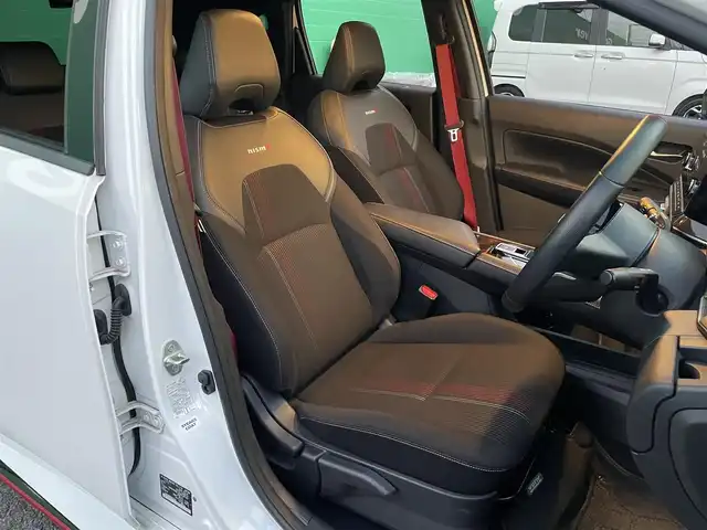 日産 オーラ ニスモ 東京都 2022(令4)年 1.2万km ピュアホワイトパール / スーパーブラック 2トーン ワンオーナー/ブラックルーフ/コネクトナビゲーションシステム/・9インチメモリナビ/（フルセグTV//DVD/Bluetooth/USB//android auto/applecarplay)/・ワイヤレス充電器/・ETC2.0/・プロパイロット/・前席USB電源ソケットタイプC/寒冷地仕様/・ドアミラーヒーター/・革巻きステアリング/・ステアリングヒーター/・シートヒーター(運転席＆助手席)/純正ドライブレコーダー（DH5-S)/全方位運転支援システム/・インテリジェントエマージェンシーブレーキ/・車線逸脱警報/・車線逸脱防止支援システム/・高速方衝突防止支援システム/インテリジェントアラウンドビューモニター/アダプティブLEDヘッドランプ/前後コーナーセンサー/社外ホイール＋スタッドレスタイヤ車載/保証書/取扱説明書/記録簿