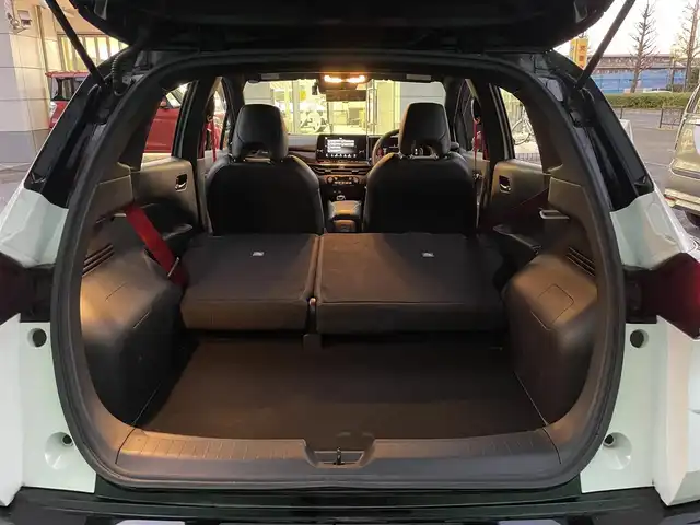 日産 オーラ ニスモ 東京都 2022(令4)年 1.2万km ピュアホワイトパール / スーパーブラック 2トーン ワンオーナー/ブラックルーフ/コネクトナビゲーションシステム/・9インチメモリナビ/（フルセグTV//DVD/Bluetooth/USB//android auto/applecarplay)/・ワイヤレス充電器/・ETC2.0/・プロパイロット/・前席USB電源ソケットタイプC/寒冷地仕様/・ドアミラーヒーター/・革巻きステアリング/・ステアリングヒーター/・シートヒーター(運転席＆助手席)/純正ドライブレコーダー（DH5-S)/全方位運転支援システム/・インテリジェントエマージェンシーブレーキ/・車線逸脱警報/・車線逸脱防止支援システム/・高速方衝突防止支援システム/インテリジェントアラウンドビューモニター/アダプティブLEDヘッドランプ/前後コーナーセンサー/社外ホイール＋スタッドレスタイヤ車載/保証書/取扱説明書/記録簿