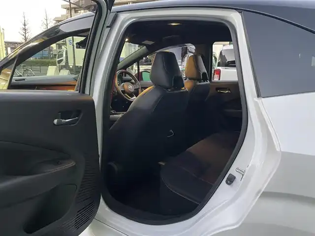 日産 オーラ ニスモ 東京都 2022(令4)年 1.2万km ピュアホワイトパール / スーパーブラック 2トーン ワンオーナー/ブラックルーフ/コネクトナビゲーションシステム/・9インチメモリナビ/（フルセグTV//DVD/Bluetooth/USB//android auto/applecarplay)/・ワイヤレス充電器/・ETC2.0/・プロパイロット/・前席USB電源ソケットタイプC/寒冷地仕様/・ドアミラーヒーター/・革巻きステアリング/・ステアリングヒーター/・シートヒーター(運転席＆助手席)/純正ドライブレコーダー（DH5-S)/全方位運転支援システム/・インテリジェントエマージェンシーブレーキ/・車線逸脱警報/・車線逸脱防止支援システム/・高速方衝突防止支援システム/インテリジェントアラウンドビューモニター/アダプティブLEDヘッドランプ/前後コーナーセンサー/社外ホイール＋スタッドレスタイヤ車載/保証書/取扱説明書/記録簿