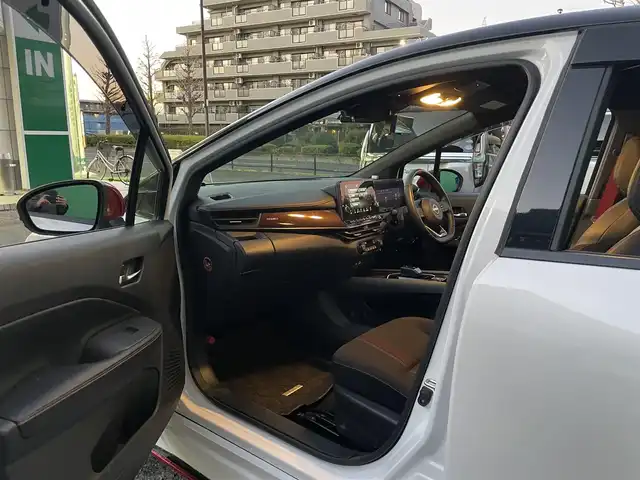 日産 オーラ ニスモ 東京都 2022(令4)年 1.2万km ピュアホワイトパール / スーパーブラック 2トーン ワンオーナー/ブラックルーフ/コネクトナビゲーションシステム/・9インチメモリナビ/（フルセグTV//DVD/Bluetooth/USB//android auto/applecarplay)/・ワイヤレス充電器/・ETC2.0/・プロパイロット/・前席USB電源ソケットタイプC/寒冷地仕様/・ドアミラーヒーター/・革巻きステアリング/・ステアリングヒーター/・シートヒーター(運転席＆助手席)/純正ドライブレコーダー（DH5-S)/全方位運転支援システム/・インテリジェントエマージェンシーブレーキ/・車線逸脱警報/・車線逸脱防止支援システム/・高速方衝突防止支援システム/インテリジェントアラウンドビューモニター/アダプティブLEDヘッドランプ/前後コーナーセンサー/社外ホイール＋スタッドレスタイヤ車載/保証書/取扱説明書/記録簿