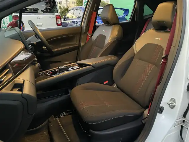 日産 オーラ ニスモ 東京都 2022(令4)年 1.2万km ピュアホワイトパール / スーパーブラック 2トーン ワンオーナー/ブラックルーフ/コネクトナビゲーションシステム/・9インチメモリナビ/（フルセグTV//DVD/Bluetooth/USB//android auto/applecarplay)/・ワイヤレス充電器/・ETC2.0/・プロパイロット/・前席USB電源ソケットタイプC/寒冷地仕様/・ドアミラーヒーター/・革巻きステアリング/・ステアリングヒーター/・シートヒーター(運転席＆助手席)/純正ドライブレコーダー（DH5-S)/全方位運転支援システム/・インテリジェントエマージェンシーブレーキ/・車線逸脱警報/・車線逸脱防止支援システム/・高速方衝突防止支援システム/インテリジェントアラウンドビューモニター/アダプティブLEDヘッドランプ/前後コーナーセンサー/社外ホイール＋スタッドレスタイヤ車載/保証書/取扱説明書/記録簿