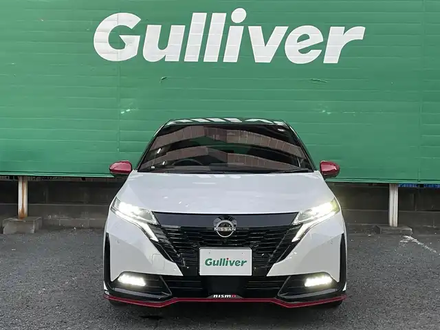 日産 オーラ ニスモ 東京都 2022(令4)年 1.2万km ピュアホワイトパール / スーパーブラック 2トーン ワンオーナー/ブラックルーフ/コネクトナビゲーションシステム/・9インチメモリナビ/（フルセグTV//DVD/Bluetooth/USB//android auto/applecarplay)/・ワイヤレス充電器/・ETC2.0/・プロパイロット/・前席USB電源ソケットタイプC/寒冷地仕様/・ドアミラーヒーター/・革巻きステアリング/・ステアリングヒーター/・シートヒーター(運転席＆助手席)/純正ドライブレコーダー（DH5-S)/全方位運転支援システム/・インテリジェントエマージェンシーブレーキ/・車線逸脱警報/・車線逸脱防止支援システム/・高速方衝突防止支援システム/インテリジェントアラウンドビューモニター/アダプティブLEDヘッドランプ/前後コーナーセンサー/社外ホイール＋スタッドレスタイヤ車載/保証書/取扱説明書/記録簿