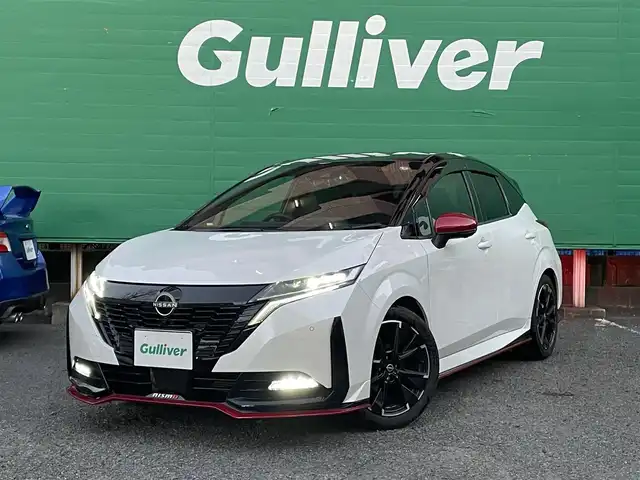 日産 オーラ ニスモ 東京都 2022(令4)年 1.2万km ピュアホワイトパール / スーパーブラック 2トーン ワンオーナー/ブラックルーフ/コネクトナビゲーションシステム/・9インチメモリナビ/（フルセグTV//DVD/Bluetooth/USB//android auto/applecarplay)/・ワイヤレス充電器/・ETC2.0/・プロパイロット/・前席USB電源ソケットタイプC/寒冷地仕様/・ドアミラーヒーター/・革巻きステアリング/・ステアリングヒーター/・シートヒーター(運転席＆助手席)/純正ドライブレコーダー（DH5-S)/全方位運転支援システム/・インテリジェントエマージェンシーブレーキ/・車線逸脱警報/・車線逸脱防止支援システム/・高速方衝突防止支援システム/インテリジェントアラウンドビューモニター/アダプティブLEDヘッドランプ/前後コーナーセンサー/社外ホイール＋スタッドレスタイヤ車載/保証書/取扱説明書/記録簿