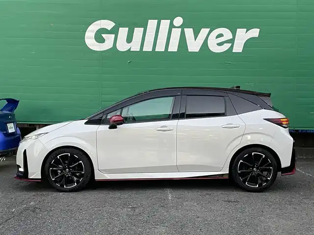 日産 オーラ ニスモ 東京都 2022(令4)年 1.2万km ピュアホワイトパール / スーパーブラック 2トーン ワンオーナー/ブラックルーフ/コネクトナビゲーションシステム/・9インチメモリナビ/（フルセグTV//DVD/Bluetooth/USB//android auto/applecarplay)/・ワイヤレス充電器/・ETC2.0/・プロパイロット/・前席USB電源ソケットタイプC/寒冷地仕様/・ドアミラーヒーター/・革巻きステアリング/・ステアリングヒーター/・シートヒーター(運転席＆助手席)/純正ドライブレコーダー（DH5-S)/全方位運転支援システム/・インテリジェントエマージェンシーブレーキ/・車線逸脱警報/・車線逸脱防止支援システム/・高速方衝突防止支援システム/インテリジェントアラウンドビューモニター/アダプティブLEDヘッドランプ/前後コーナーセンサー/社外ホイール＋スタッドレスタイヤ車載/保証書/取扱説明書/記録簿
