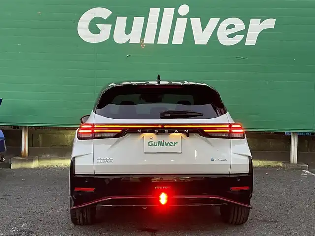 日産 オーラ ニスモ 東京都 2022(令4)年 1.2万km ピュアホワイトパール / スーパーブラック 2トーン ワンオーナー/ブラックルーフ/コネクトナビゲーションシステム/・9インチメモリナビ/（フルセグTV//DVD/Bluetooth/USB//android auto/applecarplay)/・ワイヤレス充電器/・ETC2.0/・プロパイロット/・前席USB電源ソケットタイプC/寒冷地仕様/・ドアミラーヒーター/・革巻きステアリング/・ステアリングヒーター/・シートヒーター(運転席＆助手席)/純正ドライブレコーダー（DH5-S)/全方位運転支援システム/・インテリジェントエマージェンシーブレーキ/・車線逸脱警報/・車線逸脱防止支援システム/・高速方衝突防止支援システム/インテリジェントアラウンドビューモニター/アダプティブLEDヘッドランプ/前後コーナーセンサー/社外ホイール＋スタッドレスタイヤ車載/保証書/取扱説明書/記録簿