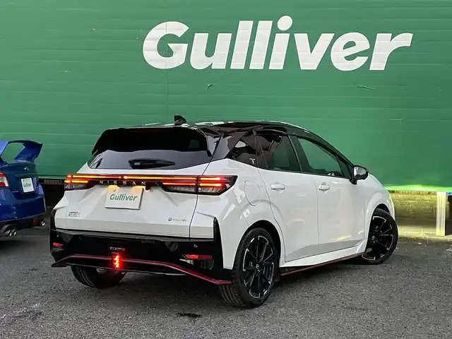 日産 オーラ ニスモ 東京都 2022(令4)年 1.2万km ピュアホワイトパール / スーパーブラック 2トーン ワンオーナー/ブラックルーフ/コネクトナビゲーションシステム/・9インチメモリナビ/（フルセグTV//DVD/Bluetooth/USB//android auto/applecarplay)/・ワイヤレス充電器/・ETC2.0/・プロパイロット/・前席USB電源ソケットタイプC/寒冷地仕様/・ドアミラーヒーター/・革巻きステアリング/・ステアリングヒーター/・シートヒーター(運転席＆助手席)/純正ドライブレコーダー（DH5-S)/全方位運転支援システム/・インテリジェントエマージェンシーブレーキ/・車線逸脱警報/・車線逸脱防止支援システム/・高速方衝突防止支援システム/インテリジェントアラウンドビューモニター/アダプティブLEDヘッドランプ/前後コーナーセンサー/社外ホイール＋スタッドレスタイヤ車載/保証書/取扱説明書/記録簿