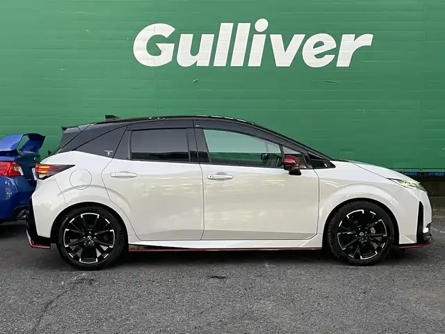 日産 オーラ ニスモ 東京都 2022(令4)年 1.2万km ピュアホワイトパール / スーパーブラック 2トーン ワンオーナー/ブラックルーフ/コネクトナビゲーションシステム/・9インチメモリナビ/（フルセグTV//DVD/Bluetooth/USB//android auto/applecarplay)/・ワイヤレス充電器/・ETC2.0/・プロパイロット/・前席USB電源ソケットタイプC/寒冷地仕様/・ドアミラーヒーター/・革巻きステアリング/・ステアリングヒーター/・シートヒーター(運転席＆助手席)/純正ドライブレコーダー（DH5-S)/全方位運転支援システム/・インテリジェントエマージェンシーブレーキ/・車線逸脱警報/・車線逸脱防止支援システム/・高速方衝突防止支援システム/インテリジェントアラウンドビューモニター/アダプティブLEDヘッドランプ/前後コーナーセンサー/社外ホイール＋スタッドレスタイヤ車載/保証書/取扱説明書/記録簿