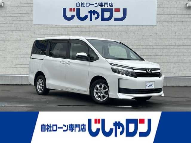 トヨタ ヴォクシー X 道央・札幌 2015(平27)年 10.6万km ホワイトパールクリスタルシャイン (株)IDOMが運営する【じしゃロン旭川店】の自社ローン専用車両になります。こちらは現金またはオートローンご利用時の価格です。自社ローンご希望の方は別途その旨お申付け下さい/　/・社外ナビ（CD/DVD/SD/BT/ワンセグ）/・ビルトインETC/・片側パワースライドドア/・社外ドライブレコーダー/・アイドリングストップ/・社外AWスタッドレス積込 195/65R15/・取扱説明書