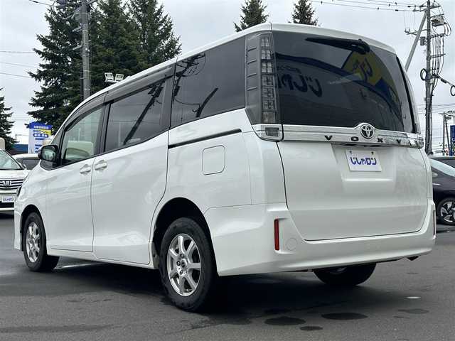 トヨタ ヴォクシー X 道央・札幌 2015(平27)年 10.6万km ホワイトパールクリスタルシャイン (株)IDOMが運営する【じしゃロン旭川店】の自社ローン専用車両になります。こちらは現金またはオートローンご利用時の価格です。自社ローンご希望の方は別途その旨お申付け下さい/　/・社外ナビ（CD/DVD/SD/BT/ワンセグ）/・ビルトインETC/・片側パワースライドドア/・社外ドライブレコーダー/・アイドリングストップ/・社外AWスタッドレス積込 195/65R15/・取扱説明書