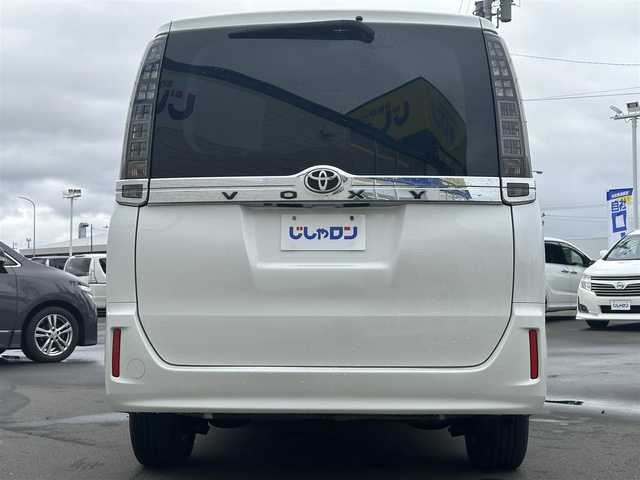 トヨタ ヴォクシー X 道央・札幌 2015(平27)年 10.6万km ホワイトパールクリスタルシャイン (株)IDOMが運営する【じしゃロン旭川店】の自社ローン専用車両になります。こちらは現金またはオートローンご利用時の価格です。自社ローンご希望の方は別途その旨お申付け下さい/　/・社外ナビ（CD/DVD/SD/BT/ワンセグ）/・ビルトインETC/・片側パワースライドドア/・社外ドライブレコーダー/・アイドリングストップ/・社外AWスタッドレス積込 195/65R15/・取扱説明書
