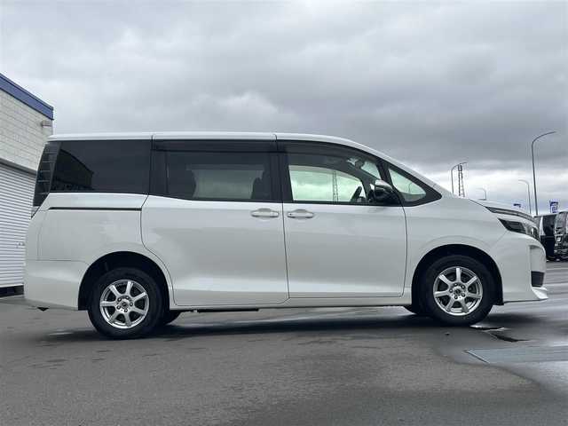 トヨタ ヴォクシー X 道央・札幌 2015(平27)年 10.6万km ホワイトパールクリスタルシャイン (株)IDOMが運営する【じしゃロン旭川店】の自社ローン専用車両になります。こちらは現金またはオートローンご利用時の価格です。自社ローンご希望の方は別途その旨お申付け下さい/　/・社外ナビ（CD/DVD/SD/BT/ワンセグ）/・ビルトインETC/・片側パワースライドドア/・社外ドライブレコーダー/・アイドリングストップ/・社外AWスタッドレス積込 195/65R15/・取扱説明書