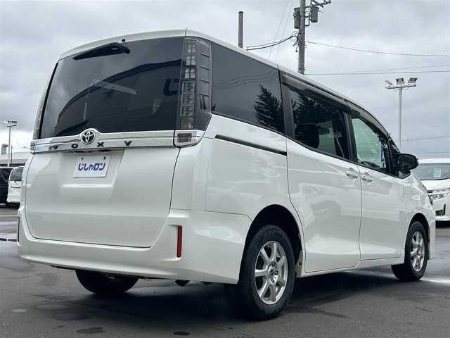 トヨタ ヴォクシー X 道央・札幌 2015(平27)年 10.6万km ホワイトパールクリスタルシャイン (株)IDOMが運営する【じしゃロン旭川店】の自社ローン専用車両になります。こちらは現金またはオートローンご利用時の価格です。自社ローンご希望の方は別途その旨お申付け下さい/　/・社外ナビ（CD/DVD/SD/BT/ワンセグ）/・ビルトインETC/・片側パワースライドドア/・社外ドライブレコーダー/・アイドリングストップ/・社外AWスタッドレス積込 195/65R15/・取扱説明書