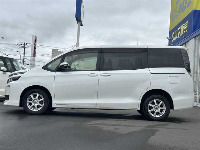 トヨタ ヴォクシー X 道央・札幌 2015(平27)年 10.6万km ホワイトパールクリスタルシャイン (株)IDOMが運営する【じしゃロン旭川店】の自社ローン専用車両になります。こちらは現金またはオートローンご利用時の価格です。自社ローンご希望の方は別途その旨お申付け下さい/　/・社外ナビ（CD/DVD/SD/BT/ワンセグ）/・ビルトインETC/・片側パワースライドドア/・社外ドライブレコーダー/・アイドリングストップ/・社外AWスタッドレス積込 195/65R15/・取扱説明書
