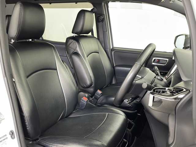 トヨタ ヴォクシー ハイブリッド ZS 鹿児島県 2017(平29)年 7.4万km ホワイトパールクリスタルシャイン 純正10型ナビ/Bluetooth DVD再生可/フルセグTV/バックカメラ/純正フリップダウンモニター/片側電動スライドドア/前後ドライブレコーダー/クルーズコントロール/前席シートヒーター /ビルトインETC2.0/LEDヘッドライト/フォグライト /オートライトコントロール/純正16インチアルミホイール/社外フロアマット/ドアバイザー/スマートキー×2/エンジンプッシュスタート/保証書