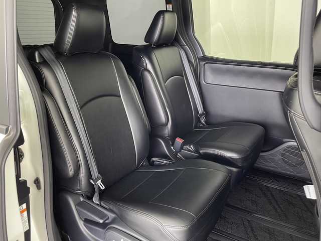 トヨタ ヴォクシー ハイブリッド ZS 鹿児島県 2017(平29)年 7.4万km ホワイトパールクリスタルシャイン 純正10型ナビ/Bluetooth DVD再生可/フルセグTV/バックカメラ/純正フリップダウンモニター/片側電動スライドドア/前後ドライブレコーダー/クルーズコントロール/前席シートヒーター /ビルトインETC2.0/LEDヘッドライト/フォグライト /オートライトコントロール/純正16インチアルミホイール/社外フロアマット/ドアバイザー/スマートキー×2/エンジンプッシュスタート/保証書