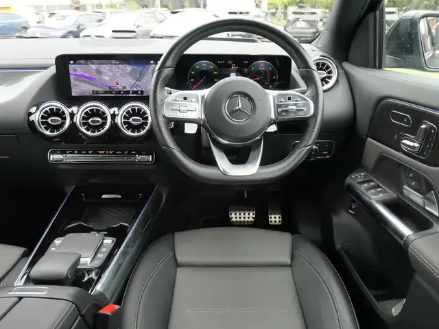 メルセデス・ベンツ ＧＬＡ２００ｄ 4マチック AMGライン 千葉県 2021(令3)年 2.5万km コスモスブラック アクティブブレーキアシスト/アクティブレーンキーピングアシスト/レーンチェンジアシスト/ブラインドスポットアシスト/アテンションアシスト/ヘッドアップディスプレイ/ディストロニック/パワーバックドア/黒/グレーコンビレザーシート/前席パワーシート/シートヒーター/純正HDDナビ/地デジTV/【Bluetooth接続】/360°カメラ/革巻きステアリング/ステアリングスイッチ/パドルシフト/ETC（2.0）/LEDヘッドライト/ウインカーミラー/パークトロニック/純正19インチアルミホイル/サイド/カーテンエアバッグ/キーレスゴー
