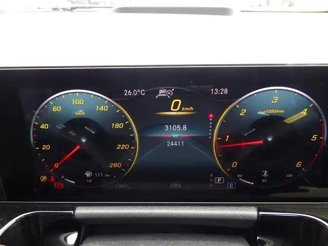 メルセデス・ベンツ ＧＬＡ２００ｄ 4マチック AMGライン 千葉県 2021(令3)年 2.5万km コスモスブラック アクティブブレーキアシスト/アクティブレーンキーピングアシスト/レーンチェンジアシスト/ブラインドスポットアシスト/アテンションアシスト/ヘッドアップディスプレイ/ディストロニック/パワーバックドア/黒/グレーコンビレザーシート/前席パワーシート/シートヒーター/純正HDDナビ/地デジTV/【Bluetooth接続】/360°カメラ/革巻きステアリング/ステアリングスイッチ/パドルシフト/ETC（2.0）/LEDヘッドライト/ウインカーミラー/パークトロニック/純正19インチアルミホイル/サイド/カーテンエアバッグ/キーレスゴー