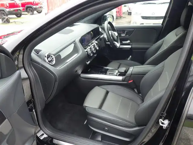 メルセデス・ベンツ ＧＬＡ２００ｄ 4マチック AMGライン 千葉県 2021(令3)年 2.5万km コスモスブラック アクティブブレーキアシスト/アクティブレーンキーピングアシスト/レーンチェンジアシスト/ブラインドスポットアシスト/アテンションアシスト/ヘッドアップディスプレイ/ディストロニック/パワーバックドア/黒/グレーコンビレザーシート/前席パワーシート/シートヒーター/純正HDDナビ/地デジTV/【Bluetooth接続】/360°カメラ/革巻きステアリング/ステアリングスイッチ/パドルシフト/ETC（2.0）/LEDヘッドライト/ウインカーミラー/パークトロニック/純正19インチアルミホイル/サイド/カーテンエアバッグ/キーレスゴー
