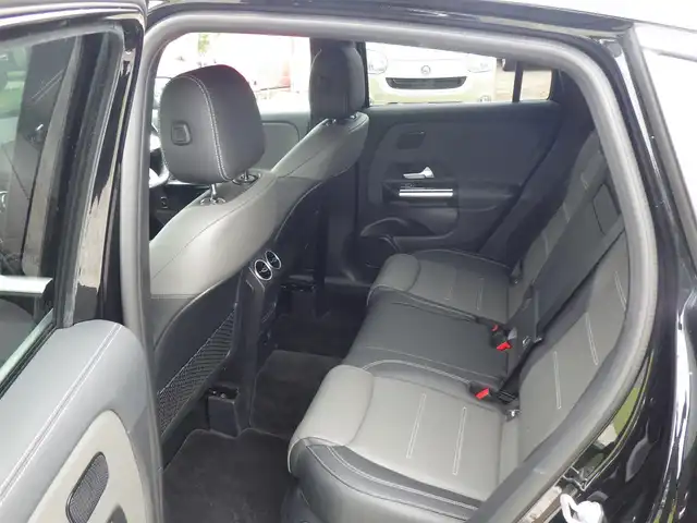 メルセデス・ベンツ ＧＬＡ２００ｄ 4マチック AMGライン 千葉県 2021(令3)年 2.5万km コスモスブラック アクティブブレーキアシスト/アクティブレーンキーピングアシスト/レーンチェンジアシスト/ブラインドスポットアシスト/アテンションアシスト/ヘッドアップディスプレイ/ディストロニック/パワーバックドア/黒/グレーコンビレザーシート/前席パワーシート/シートヒーター/純正HDDナビ/地デジTV/【Bluetooth接続】/360°カメラ/革巻きステアリング/ステアリングスイッチ/パドルシフト/ETC（2.0）/LEDヘッドライト/ウインカーミラー/パークトロニック/純正19インチアルミホイル/サイド/カーテンエアバッグ/キーレスゴー