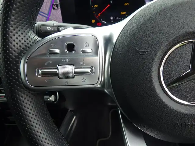 メルセデス・ベンツ ＧＬＡ２００ｄ 4マチック AMGライン 千葉県 2021(令3)年 2.5万km コスモスブラック アクティブブレーキアシスト/アクティブレーンキーピングアシスト/レーンチェンジアシスト/ブラインドスポットアシスト/アテンションアシスト/ヘッドアップディスプレイ/ディストロニック/パワーバックドア/黒/グレーコンビレザーシート/前席パワーシート/シートヒーター/純正HDDナビ/地デジTV/【Bluetooth接続】/360°カメラ/革巻きステアリング/ステアリングスイッチ/パドルシフト/ETC（2.0）/LEDヘッドライト/ウインカーミラー/パークトロニック/純正19インチアルミホイル/サイド/カーテンエアバッグ/キーレスゴー
