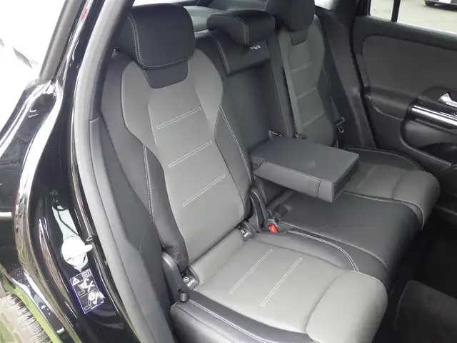 メルセデス・ベンツ ＧＬＡ２００ｄ 4マチック AMGライン 千葉県 2021(令3)年 2.5万km コスモスブラック アクティブブレーキアシスト/アクティブレーンキーピングアシスト/レーンチェンジアシスト/ブラインドスポットアシスト/アテンションアシスト/ヘッドアップディスプレイ/ディストロニック/パワーバックドア/黒/グレーコンビレザーシート/前席パワーシート/シートヒーター/純正HDDナビ/地デジTV/【Bluetooth接続】/360°カメラ/革巻きステアリング/ステアリングスイッチ/パドルシフト/ETC（2.0）/LEDヘッドライト/ウインカーミラー/パークトロニック/純正19インチアルミホイル/サイド/カーテンエアバッグ/キーレスゴー