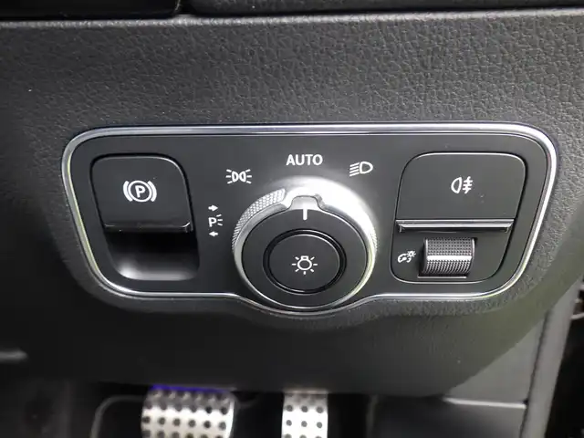 メルセデス・ベンツ ＧＬＡ２００ｄ 4マチック AMGライン 千葉県 2021(令3)年 2.5万km コスモスブラック アクティブブレーキアシスト/アクティブレーンキーピングアシスト/レーンチェンジアシスト/ブラインドスポットアシスト/アテンションアシスト/ヘッドアップディスプレイ/ディストロニック/パワーバックドア/黒/グレーコンビレザーシート/前席パワーシート/シートヒーター/純正HDDナビ/地デジTV/【Bluetooth接続】/360°カメラ/革巻きステアリング/ステアリングスイッチ/パドルシフト/ETC（2.0）/LEDヘッドライト/ウインカーミラー/パークトロニック/純正19インチアルミホイル/サイド/カーテンエアバッグ/キーレスゴー