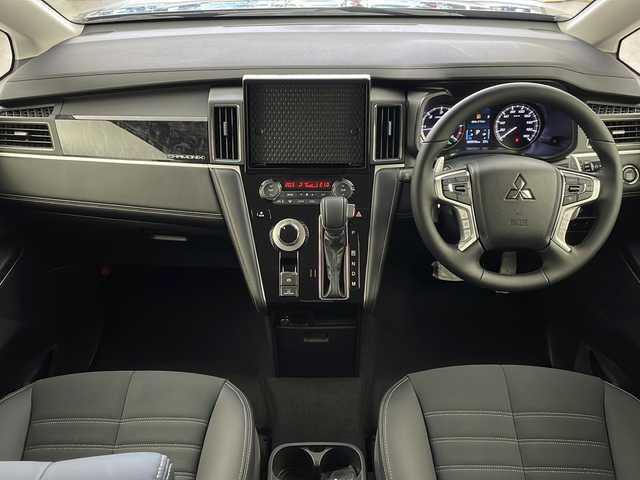 三菱 デリカＤ：５ シャモニー 岐阜県 2025(令7)年 0.1千km グラファイトグレーメタリック/ブラックマイカ 登録済み未使用車/4WD　/オリジナルナビ取付パッケージ＋リアモニター取付パッケージ/レーダークルーズコントロール/ブラインドスポットビューモニター/両側パワースライドドア/パワーシート（運転席）/前席シートヒーター/ハーフレザーシート/ステアリングヒート/ステアリングスイッチ/パドルシフト/パワーバックドア/オートLEDライト/スペアキー/電動パーキング