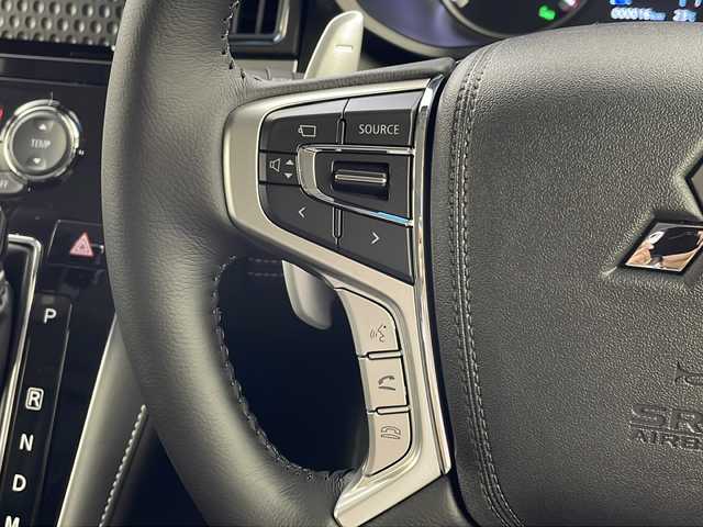 三菱 デリカＤ：５ シャモニー 岐阜県 2025(令7)年 0.1千km グラファイトグレーメタリック/ブラックマイカ 登録済み未使用車/4WD　/オリジナルナビ取付パッケージ＋リアモニター取付パッケージ/レーダークルーズコントロール/ブラインドスポットビューモニター/両側パワースライドドア/パワーシート（運転席）/前席シートヒーター/ハーフレザーシート/ステアリングヒート/ステアリングスイッチ/パドルシフト/パワーバックドア/オートLEDライト/スペアキー/電動パーキング