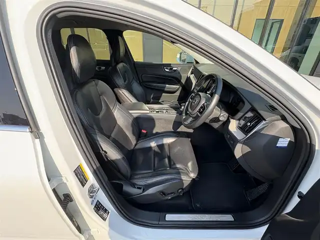 ボルボ ＸＣ６０ D4 AWD インスクリプション 石川県 2018(平30)年 4万km パール 純正ナビ/（DTV/Bluetooth）/衝突軽減ブレーキ/自動駐車機能/クルーズコントロール/レーンキープアシスト/全周囲カメラ/ブラインドスポットモニター/黒革シート/電動シート/メモリーシート/エアシート/シートヒーター/ステアリングヒーター/パワーバックドア/オートライト/LEDヘッドライト/フォグランプ/ウィンカーミラー/電動格納ミラー