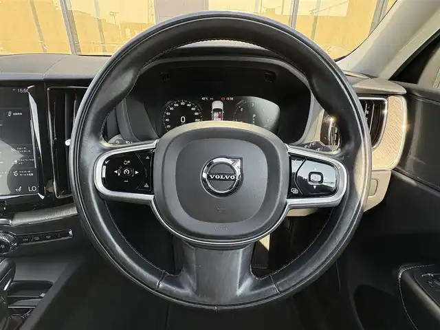 ボルボ ＸＣ６０ D4 AWD インスクリプション 石川県 2018(平30)年 4万km パール 純正ナビ/（DTV/Bluetooth）/衝突軽減ブレーキ/自動駐車機能/クルーズコントロール/レーンキープアシスト/全周囲カメラ/ブラインドスポットモニター/黒革シート/電動シート/メモリーシート/エアシート/シートヒーター/ステアリングヒーター/パワーバックドア/オートライト/LEDヘッドライト/フォグランプ/ウィンカーミラー/電動格納ミラー