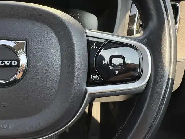 ボルボ ＸＣ６０ D4 AWD インスクリプション 石川県 2018(平30)年 4万km パール 純正ナビ/（DTV/Bluetooth）/衝突軽減ブレーキ/自動駐車機能/クルーズコントロール/レーンキープアシスト/全周囲カメラ/ブラインドスポットモニター/黒革シート/電動シート/メモリーシート/エアシート/シートヒーター/ステアリングヒーター/パワーバックドア/オートライト/LEDヘッドライト/フォグランプ/ウィンカーミラー/電動格納ミラー