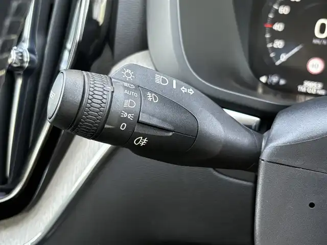 ボルボ ＸＣ６０ D4 AWD インスクリプション 石川県 2018(平30)年 4万km パール 純正ナビ/（DTV/Bluetooth）/衝突軽減ブレーキ/自動駐車機能/クルーズコントロール/レーンキープアシスト/全周囲カメラ/ブラインドスポットモニター/黒革シート/電動シート/メモリーシート/エアシート/シートヒーター/ステアリングヒーター/パワーバックドア/オートライト/LEDヘッドライト/フォグランプ/ウィンカーミラー/電動格納ミラー