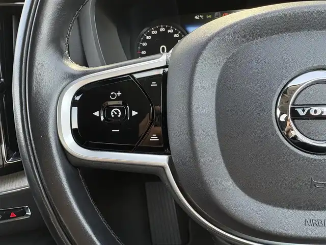 ボルボ ＸＣ６０ D4 AWD インスクリプション 石川県 2018(平30)年 4万km パール 純正ナビ/（DTV/Bluetooth）/衝突軽減ブレーキ/自動駐車機能/クルーズコントロール/レーンキープアシスト/全周囲カメラ/ブラインドスポットモニター/黒革シート/電動シート/メモリーシート/エアシート/シートヒーター/ステアリングヒーター/パワーバックドア/オートライト/LEDヘッドライト/フォグランプ/ウィンカーミラー/電動格納ミラー