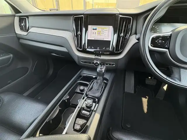 ボルボ ＸＣ６０ D4 AWD インスクリプション 石川県 2018(平30)年 4万km パール 純正ナビ/（DTV/Bluetooth）/衝突軽減ブレーキ/自動駐車機能/クルーズコントロール/レーンキープアシスト/全周囲カメラ/ブラインドスポットモニター/黒革シート/電動シート/メモリーシート/エアシート/シートヒーター/ステアリングヒーター/パワーバックドア/オートライト/LEDヘッドライト/フォグランプ/ウィンカーミラー/電動格納ミラー