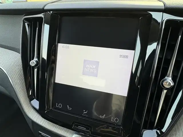 ボルボ ＸＣ６０ D4 AWD インスクリプション 石川県 2018(平30)年 4万km パール 純正ナビ/（DTV/Bluetooth）/衝突軽減ブレーキ/自動駐車機能/クルーズコントロール/レーンキープアシスト/全周囲カメラ/ブラインドスポットモニター/黒革シート/電動シート/メモリーシート/エアシート/シートヒーター/ステアリングヒーター/パワーバックドア/オートライト/LEDヘッドライト/フォグランプ/ウィンカーミラー/電動格納ミラー