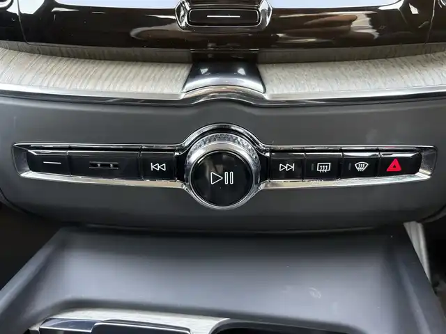 ボルボ ＸＣ６０ D4 AWD インスクリプション 石川県 2018(平30)年 4万km パール 純正ナビ/（DTV/Bluetooth）/衝突軽減ブレーキ/自動駐車機能/クルーズコントロール/レーンキープアシスト/全周囲カメラ/ブラインドスポットモニター/黒革シート/電動シート/メモリーシート/エアシート/シートヒーター/ステアリングヒーター/パワーバックドア/オートライト/LEDヘッドライト/フォグランプ/ウィンカーミラー/電動格納ミラー