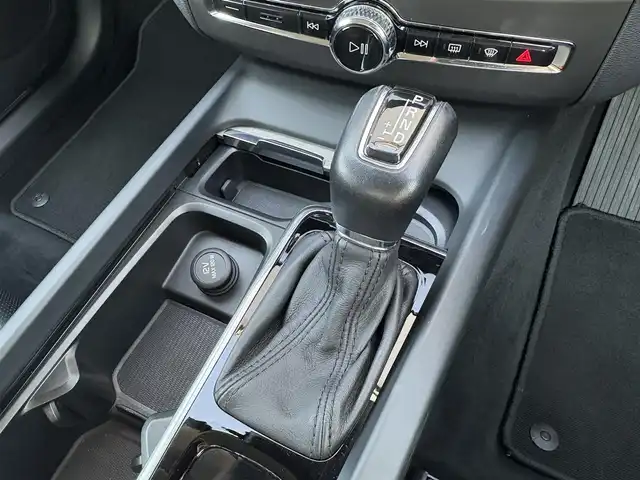 ボルボ ＸＣ６０ D4 AWD インスクリプション 石川県 2018(平30)年 4万km パール 純正ナビ/（DTV/Bluetooth）/衝突軽減ブレーキ/自動駐車機能/クルーズコントロール/レーンキープアシスト/全周囲カメラ/ブラインドスポットモニター/黒革シート/電動シート/メモリーシート/エアシート/シートヒーター/ステアリングヒーター/パワーバックドア/オートライト/LEDヘッドライト/フォグランプ/ウィンカーミラー/電動格納ミラー