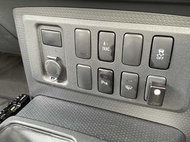 トヨタ ＦＪクルーザー カラーパッケージ 岩手県 2016(平28)年 5.7万km 黒 純正ＳＤナビ　/ＡＭ／ＦＭ／Ｂｌｕｅｔｏｏｔｈ／ＣＤ／ＤＶＤ/バックカメラ　/フルセグＴＶ/コーナーセンサー　/横滑り防止装置　/クルーズコントロール/純正ＥＴＣ　　/純正ＡＷ付きスタッドレスタイヤ積み込み　/スペアキー　/純正フロアマット/純正ドアバイザー/フォグランプ/保証書/取扱説明書/ワンオーナー